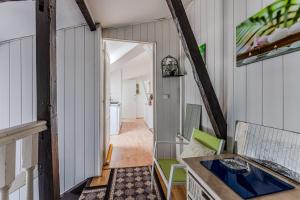 a room with a hallway with a table and chairs at Appartement de maitre traversant in La Teste-de-Buch