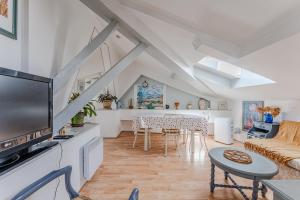 a living room with a couch and a table at Appartement de maitre traversant in La Teste-de-Buch
