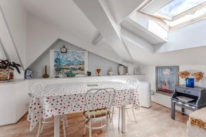 a dining room with a table and chairs at Appartement de maitre traversant in La Teste-de-Buch +12 photos