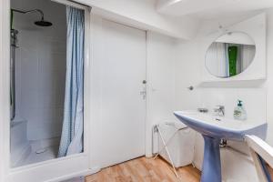 a bathroom with a sink and a shower at Appartement de maitre traversant in La Teste-de-Buch