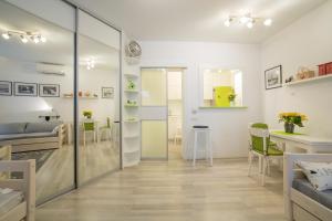 een woonkamer met een keuken en een eetkamer bij Gornji grad Apartman in Zagreb