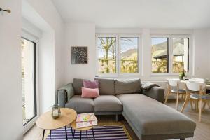 a living room with a couch and a table at Rieslingglück in Trittenheim