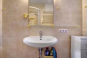 a bathroom with a sink and a mirror at Fewo 20 Röbel Müritzblickhaus in Röbel +40 photos