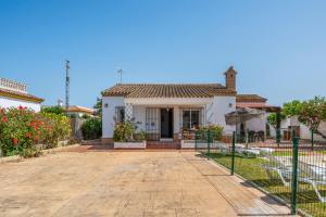 a house with a fence in front of it at Chalet Villa Ariza in Cádiz