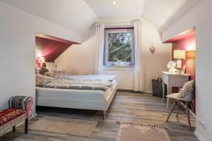 a bedroom with a bed and a window at Ferienwohnung Solling-Lounge in Holzminden