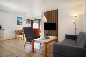 a living room with a couch and a table at Gästehaus Heinemann - Og5 in Langenargen