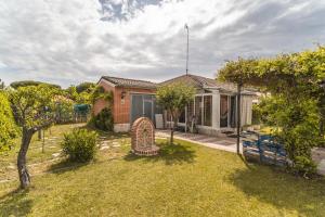 a house with a yard with a fence at Maitemare in Traspinedo