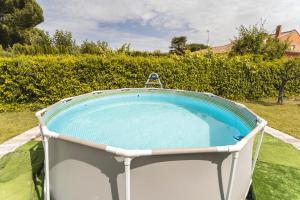 a small swimming pool in a yard with a field at Maitemare in Traspinedo