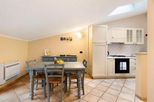 a kitchen with a table and chairs in a room at Ultimo Tiro-appartamento Terzo Tiro in Cisano sul Neva