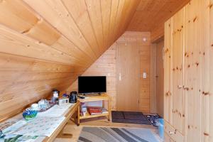 a room with a desk in a wooden cabin at Gästehaus Waldhüsle in Friedenweiler