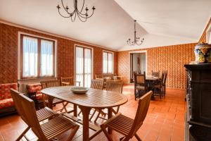 a dining room with a table and chairs at Villa Marta in Spoleto