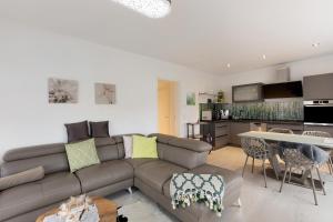 a living room with a couch and a kitchen at Ferienwohnung 20b am Goitzsche See in Pouch