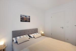 a bedroom with a large bed with two pillows at Ferienwohnung 20b am Goitzsche See in Pouch