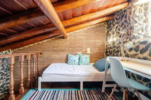 a small room with a bed and a desk at Casa Do Castelo in Beja