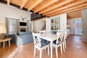 a kitchen and dining room with a table and chairs at Daniel Cottage - Portimão in Portimão