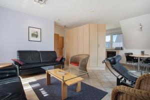 a living room with a couch and a table at Fewo 20 Röbel Müritzblickhaus in Röbel