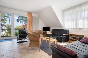 a living room with a couch and a table at Fewo 20 Röbel Müritzblickhaus in Röbel