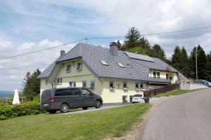 a van parked in front of a house at Bäuerleshütte in Breitnau