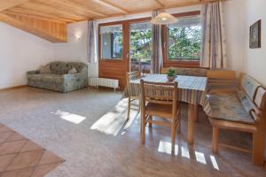 a living room with a table and chairs and a couch at Appartement Egart 1 in Resia