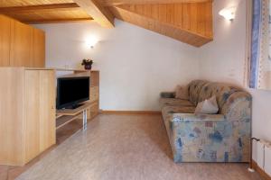 a living room with a couch and a tv at Appartement Egart 1 in Resia