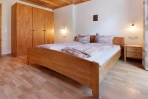 a bedroom with a large bed with white sheets at Appartement Egart 1 in Resia