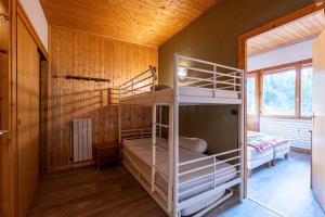 a room with two bunk beds in a cabin at Appartement 26 - 9 personnes in Les Allues