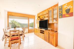 a dining room with a table and a television at Cal Confianza in Borredá