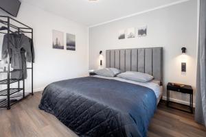 a bedroom with a large bed in a room at Egge Resort 7a mit Whirpool u Sauna in Altenbeken