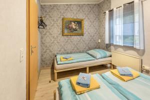 a bedroom with two beds and a window at Ferienhäuschen Wils in Borkheide