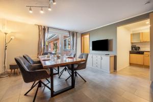 a kitchen and dining room with a table and chairs at Ferienwohnung Ankerplatz in Osterbruch