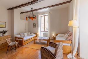 a living room with a bed and a table at Le Lion d'Or in Lagorce