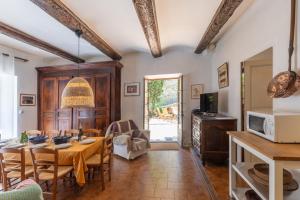 a kitchen and dining room with a table and a microwave at Le Lion d'Or in Lagorce