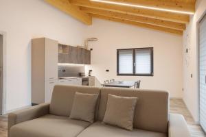 a living room with a couch and a kitchen at Appartamento Alice in Caiolo