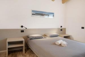 a bedroom with a bed with towels on it at Appartamento Alice in Caiolo