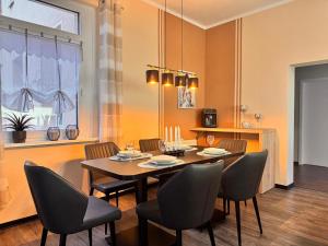 a dining room with a table and chairs at Ferienwohnung Auszeit Harz in Bad Sachsa