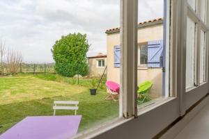 an open window with a view of a yard at Au petit chez nous in Cozes