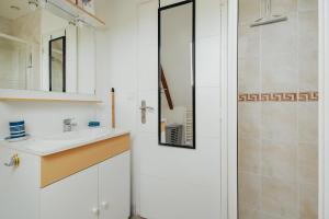 a bathroom with a sink and a shower at Gite Les Dauphins à Matignon in Matignon +13 photos