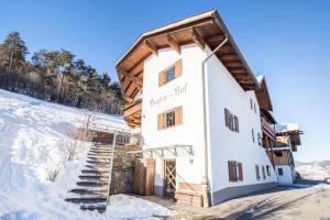 a guest house in the snow at Wohnung Schlern Heigler Hof in Collepietra