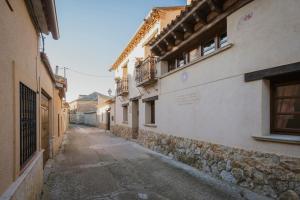 an alley in an old town with buildings at Casa Rural Los Beatos in Urueña