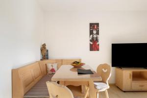 a living room with a table and a tv at Fewo Kessler Schwarzwaldstüble in Häusern