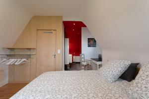 a bedroom with a large bed and a kitchen at Villa Ker Louise in Locquirec