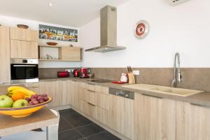 a kitchen with a bowl of fruit on a counter at Villa Kalliste in Olmeto