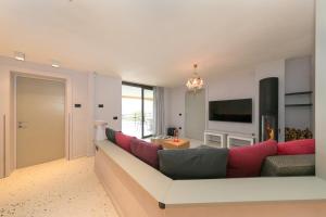 a living room with a couch and a tv at Le Sughere in Riparbella