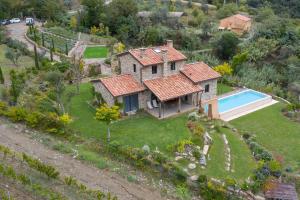 an aerial view of a house with a swimming pool at Le Sughere in Riparbella