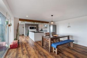 a kitchen and dining room with a table and chairs at Haus Elisabeth in Lauf