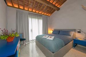 a bedroom with a bed with two towels on it at Le Sughere in Riparbella +24 photos