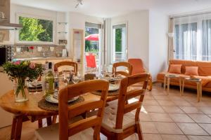 a kitchen and living room with a table and chairs at Ferienwohnung am Neumagen in Staufen im Breisgau