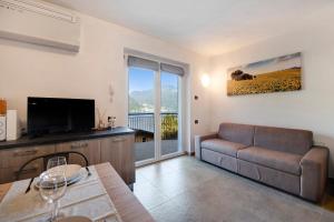 a living room with a couch and a television at Appartamento 1 Il Tornante in Nesso