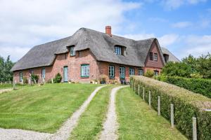 an old brick house with a gray roof at Fewo Silbermöwe in Pellworm