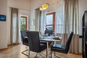 a dining room with a table and chairs at Appartement Seefreunde in Langenargen